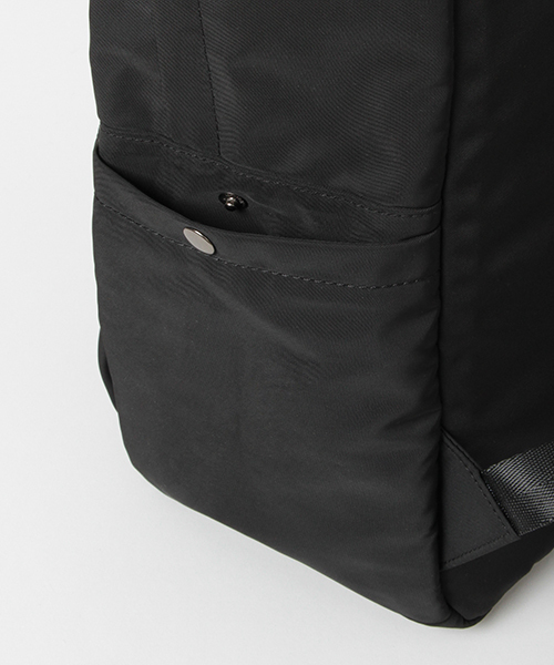 LBC（エルビーシー）の「縦ZIPベーシックバックパック（バックパック/リュック・レディース・ブラック/ベージュ/ネイビー・FREE）」の10枚目の写真