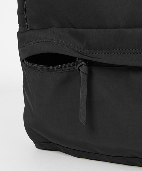 LBC（エルビーシー）の「縦ZIPベーシックバックパック（バックパック/リュック・レディース・ブラック/ベージュ/ネイビー・FREE）」の5枚目の写真