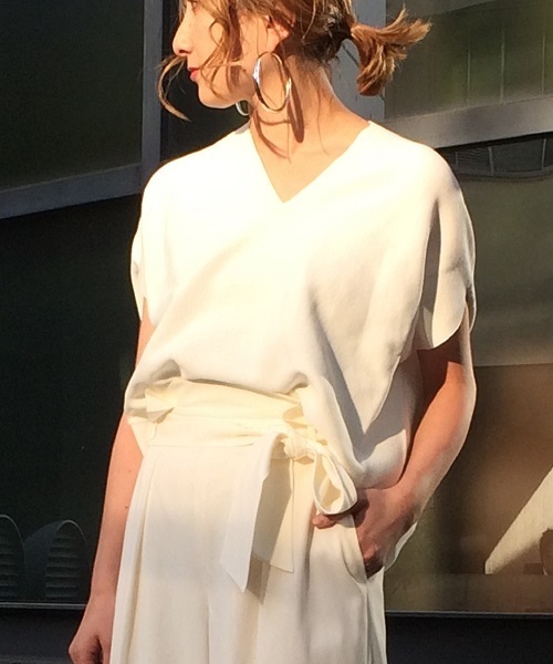 Liesse（リエス）の「Vネックコクーン求心プルオーバー（ニット/セーター・レディース・イエロー/ベージュ/ネイビー/オフホワイト・FREE）」の2枚目の写真