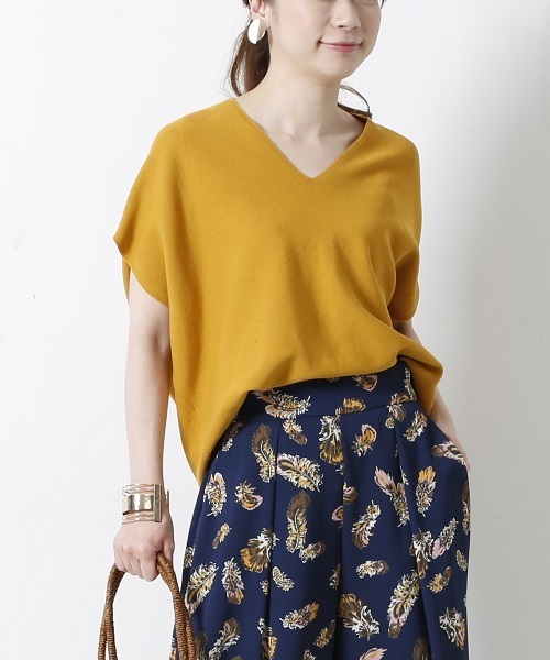 Liesse（リエス）の「Vネックコクーン求心プルオーバー（ニット/セーター・レディース・イエロー/ベージュ/ネイビー/オフホワイト・FREE）」の4枚目の写真