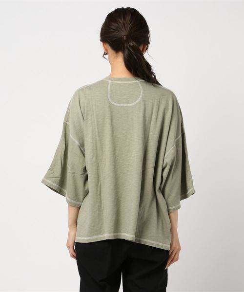 OLD BETTY'S（オールドベティーズ）の「Military Henley-neck Wide T-shirts/ミリタリー ヘンリー ネック ワイド Tシャツ（Tシャツ/カットソー・レディース・オフホワイト/ライトカーキ/スミクロ・FREE）」の4枚目の写真