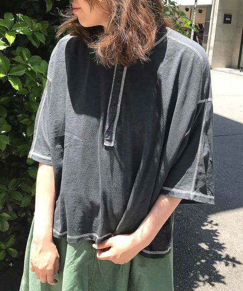 OLD BETTY'S（オールドベティーズ）の「Military Henley-neck Wide T-shirts/ミリタリー ヘンリー ネック ワイド Tシャツ（Tシャツ/カットソー・レディース・オフホワイト/ライトカーキ/スミクロ・FREE）」の2枚目の写真