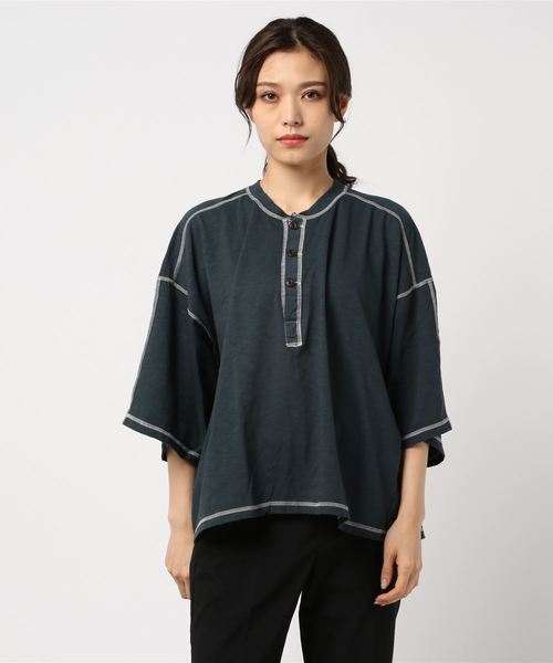OLD BETTY'S（オールドベティーズ）の「Military Henley-neck Wide T-shirts/ミリタリー ヘンリー ネック ワイド Tシャツ（Tシャツ/カットソー・レディース・オフホワイト/ライトカーキ/スミクロ・FREE）」の6枚目の写真