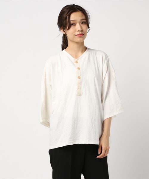OLD BETTY'S（オールドベティーズ）の「Military Henley-neck Wide T-shirts/ミリタリー ヘンリー ネック ワイド Tシャツ（Tシャツ/カットソー・レディース・オフホワイト/ライトカーキ/スミクロ・FREE）」の7枚目の写真