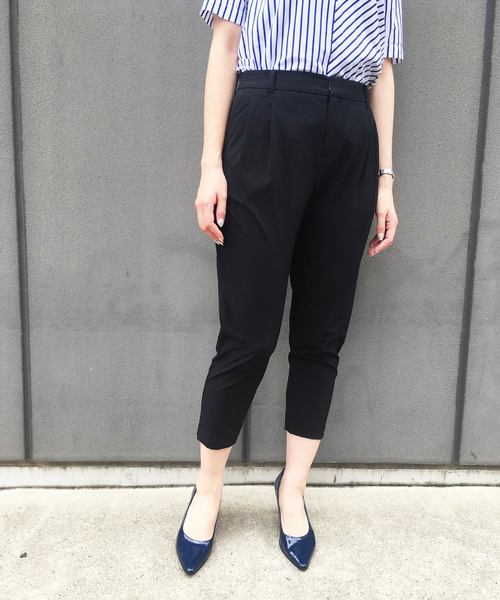A/C DESIGN BY ALPHA CUBIC（エーシーデザインバイアルファキュービック）の「【COOLER TOUCHシリーズ】冷感タックテーパードパンツ（その他パンツ・レディース・ブラウン/カーキ/ブラック/ネイビー・61/64/70/67）」の2枚目の写真