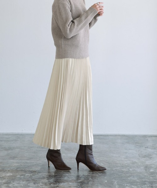 Pierrot(ピエロ)の「スエードタッチロングプリーツスカート(スカート・レディース・ベージュ/ブラウン/アイボリー/グリーン系その他/レッド系その他/ピンク系その他/アクア/バーガンディー/グレイッシュベージュ/マスタード/ライトグレー/オレンジ/キャメル/ブルー/ベージュ系その他2/チャコール/ベージュ系その他3・M/L)」の6枚目の写真