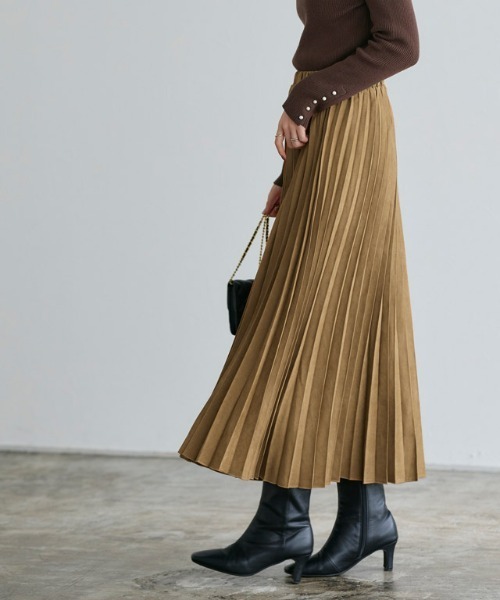 Pierrot(ピエロ)の「スエードタッチロングプリーツスカート(スカート・レディース・ベージュ/ブラウン/アイボリー/グリーン系その他/レッド系その他/ピンク系その他/アクア/バーガンディー/グレイッシュベージュ/マスタード/ライトグレー/オレンジ/キャメル/ブルー/ベージュ系その他2/チャコール/ベージュ系その他3・M/L)」の13枚目の写真