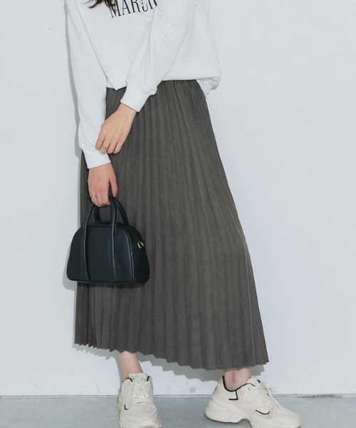 Pierrot(ピエロ)の「スエードタッチロングプリーツスカート(スカート・レディース・ベージュ/ブラウン/アイボリー/グリーン系その他/レッド系その他/ピンク系その他/アクア/バーガンディー/グレイッシュベージュ/マスタード/ライトグレー/オレンジ/キャメル/ブルー/ベージュ系その他2/チャコール/ベージュ系その他3・M/L)」の3枚目の写真