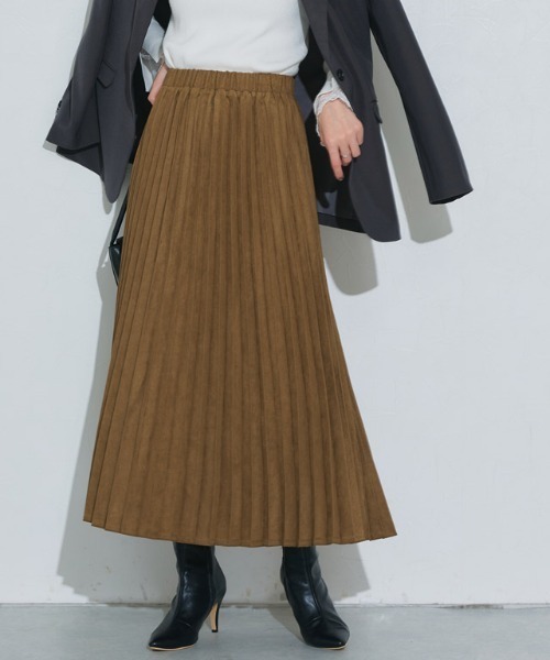 Pierrot(ピエロ)の「スエードタッチロングプリーツスカート(スカート・レディース・ベージュ/ブラウン/アイボリー/グリーン系その他/レッド系その他/ピンク系その他/アクア/バーガンディー/グレイッシュベージュ/マスタード/ライトグレー/オレンジ/キャメル/ブルー/ベージュ系その他2/チャコール/ベージュ系その他3・M/L)」の8枚目の写真