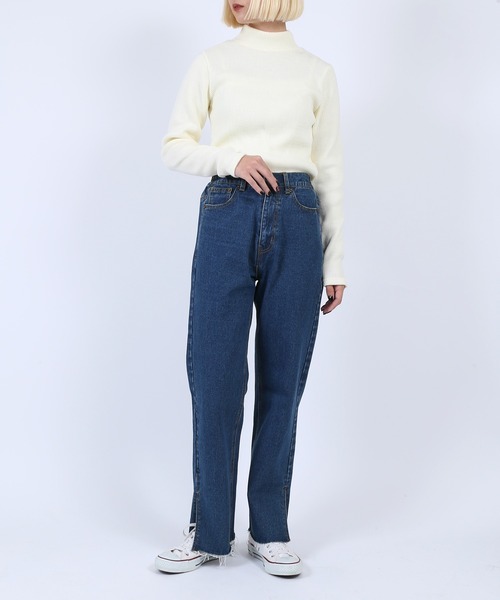 PUNYUS（プニュズ）の「スリットデニムパンツ（デニムパンツ・レディース・ライトブルー/インディゴブルー/ホワイト・1/2/4/3）」の3枚目の写真