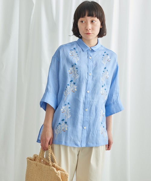 Lene（レネ）の「すみれの花刺しゅう　フレアシャツ（シャツ/ブラウス・レディース・ブラック/ブルー/アイボリー・FREE）」の3枚目の写真