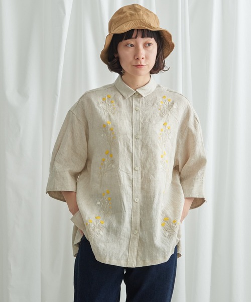 Lene（レネ）の「すみれの花刺しゅう　フレアシャツ（シャツ/ブラウス・レディース・ブラック/ブルー/アイボリー・FREE）」の2枚目の写真