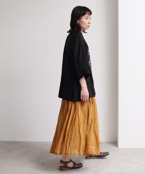 Lene（レネ）の「すみれの花刺しゅう　フレアシャツ（シャツ/ブラウス・レディース・ブラック/ブルー/アイボリー・FREE）」の5枚目の写真