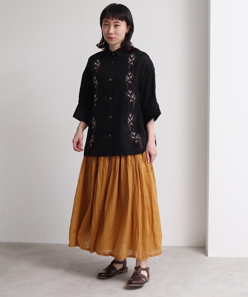 Lene（レネ）の「すみれの花刺しゅう　フレアシャツ（シャツ/ブラウス・レディース・ブラック/ブルー/アイボリー・FREE）」の6枚目の写真