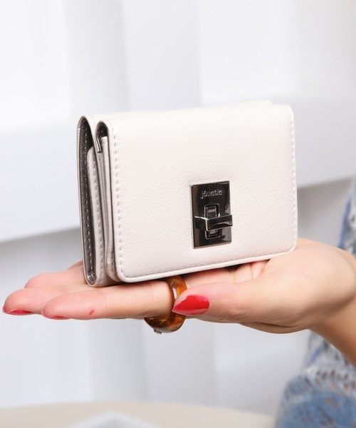 jouetie(ジュエティ)の「【jouetie/ジュエティ】 回転金具 三つ折りミニ財布(財布・レディース・ピンク系その他/ベージュ系その他/グレー系その他/ブラック/アイボリー/ワイン系/カーキ系/ネイビー/ブルー系その他/ベージュ系/ダークブラウン系/ダークグリーン系/ダークグリーン系1・FREE)」の2枚目の写真