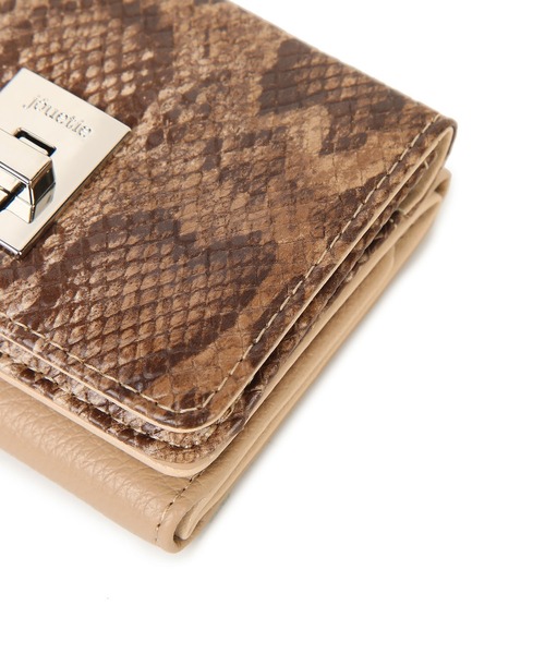jouetie(ジュエティ)の「【jouetie/ジュエティ】 回転金具 三つ折りミニ財布(財布・レディース・ピンク系その他/ベージュ系その他/グレー系その他/ブラック/アイボリー/ワイン系/カーキ系/ネイビー/ブルー系その他/ベージュ系/ダークブラウン系/ダークグリーン系/ダークグリーン系1・FREE)」の18枚目の写真