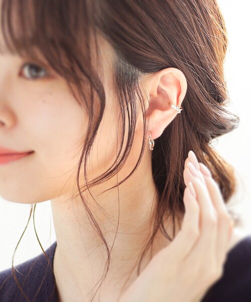 COCOSHNIK(ココシュニック)の「K10甲丸ツイスト フープピアス(ピアス(両耳用)・レディース・ホワイト系その他7・00)」の3枚目の写真