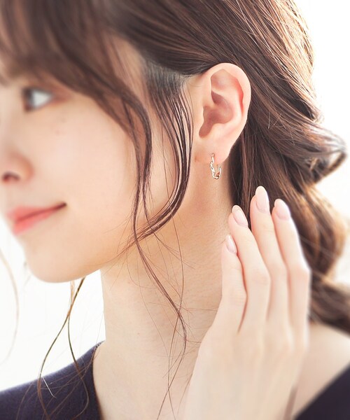 COCOSHNIK(ココシュニック)の「K10甲丸ツイスト フープピアス(ピアス(両耳用)・レディース・ホワイト系その他7・00)」の5枚目の写真