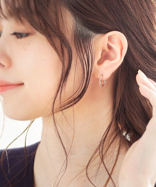 COCOSHNIK(ココシュニック)の「K10甲丸ツイスト フープピアス(ピアス(両耳用)・レディース・ホワイト系その他7・00)」の11枚目の写真