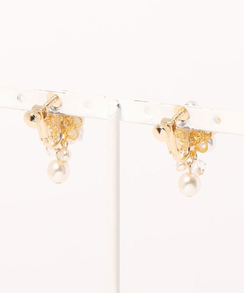 tone(トーン)の「【Arivenalice】ホワイトフラワーとクリスタルビジュー イヤリング(MA)(イヤリング・レディース・ブルー/パープル/ピンク/クリア・FREE)」の7枚目の写真