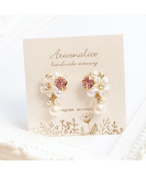 tone(トーン)の「【Arivenalice】ホワイトフラワーとクリスタルビジュー イヤリング(MA)(イヤリング・レディース・ブルー/パープル/ピンク/クリア・FREE)」の3枚目の写真