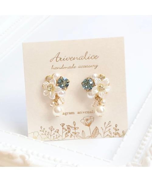 tone(トーン)の「【Arivenalice】ホワイトフラワーとクリスタルビジュー イヤリング(MA)(イヤリング・レディース・ブルー/パープル/ピンク/クリア・FREE)」の2枚目の写真