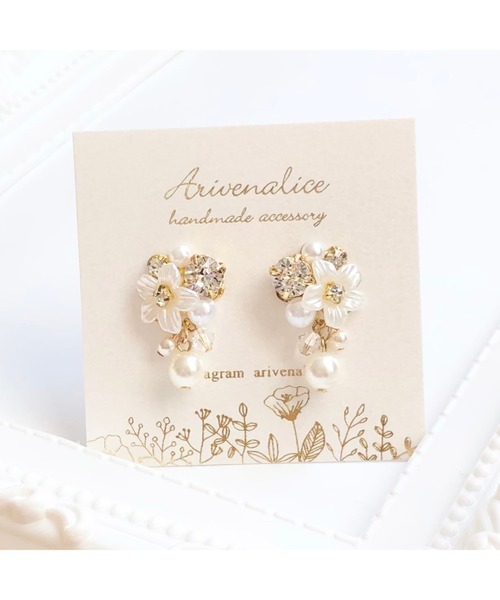 tone(トーン)の「【Arivenalice】ホワイトフラワーとクリスタルビジュー イヤリング(MA)(イヤリング・レディース・ブルー/パープル/ピンク/クリア・FREE)」の4枚目の写真