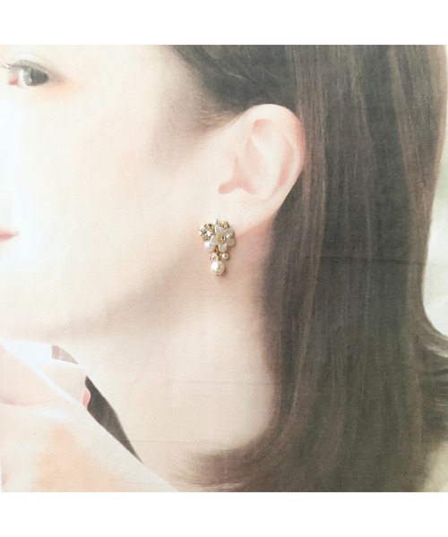 tone(トーン)の「【Arivenalice】ホワイトフラワーとクリスタルビジュー イヤリング(MA)(イヤリング・レディース・ブルー/パープル/ピンク/クリア・FREE)」の6枚目の写真