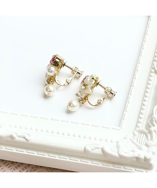 tone(トーン)の「【Arivenalice】ホワイトフラワーとクリスタルビジュー イヤリング(MA)(イヤリング・レディース・ブルー/パープル/ピンク/クリア・FREE)」の5枚目の写真