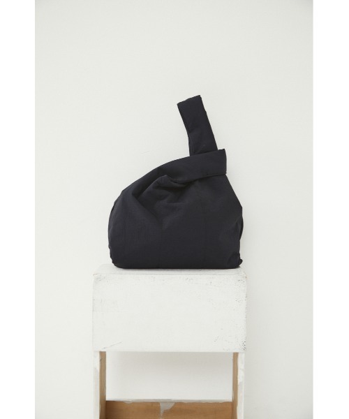 BLACK BY MOUSSY（ブラックバイマウジー）の「quilting small bag（キルティングスモールバック）（トートバッグ・レディース・ブラック/ライトカーキ・FREE）」の2枚目の写真