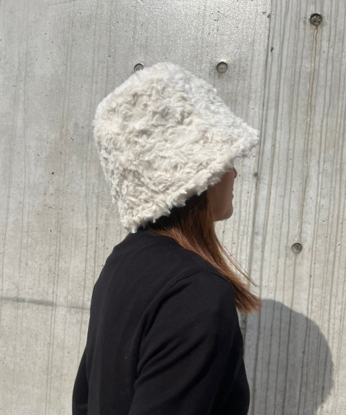COLOR TOKYO ACCESSORIES(カラートウキョウアクセサリー)の「ファーボアバケットハット(ハット・レディース・ホワイト・FREE)」の1枚目の写真