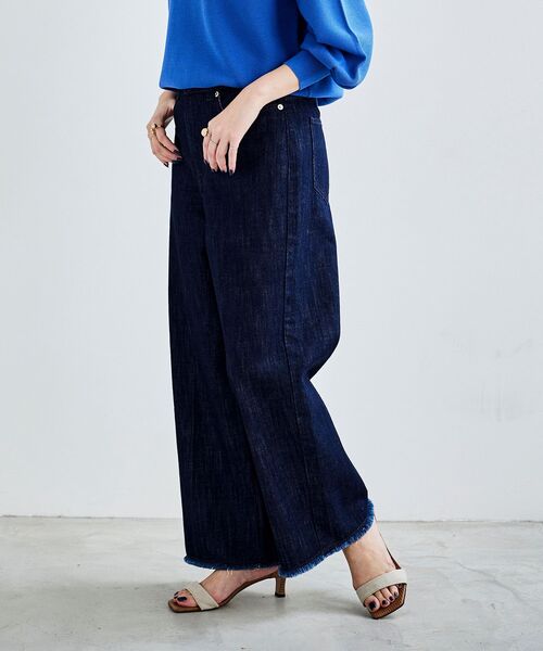 le.coeur blanc(ルクールブラン)の「デニムワイドクロップドパンツ(デニムパンツ・レディース・ネイビー/ブルー・38/36)」の2枚目の写真