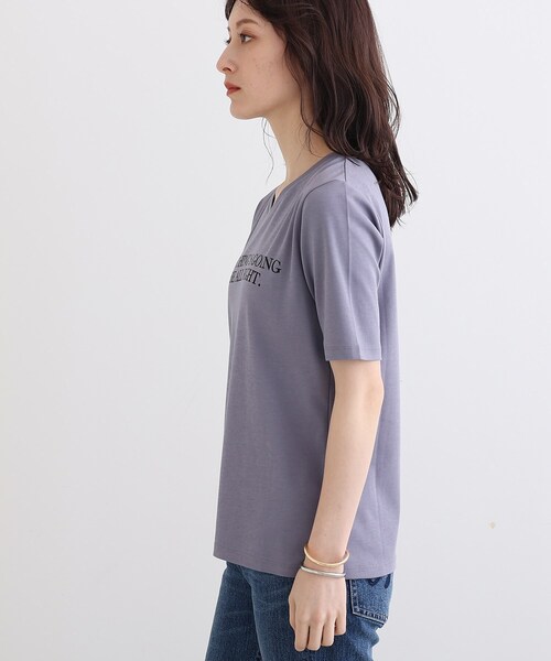 INDIVI(インディヴィ)の「◆【コットン100%】きれいめVネックロゴTシャツ(Tシャツ/カットソー・レディース・ホワイト/ブラック/ベビーピンク/パープル系4・38/34/05/15 /13/19)」の8枚目の写真