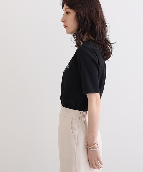 INDIVI(インディヴィ)の「◆【コットン100%】きれいめVネックロゴTシャツ(Tシャツ/カットソー・レディース・ホワイト/ブラック/ベビーピンク/パープル系4・38/34/05/15 /13/19)」の21枚目の写真