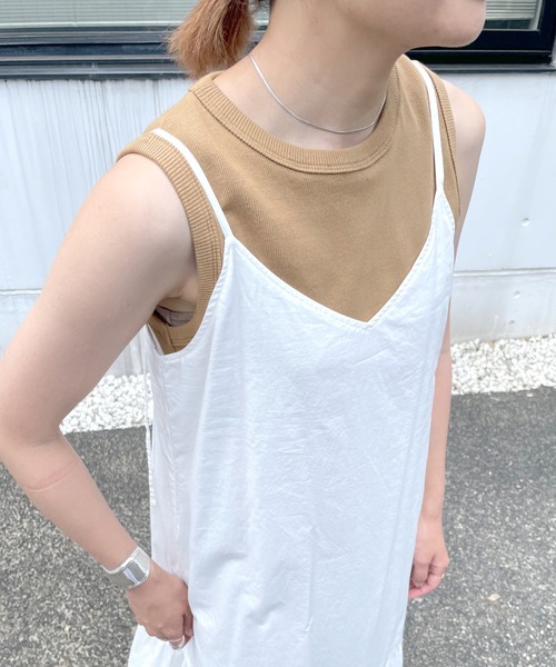 SHENERY（シーナリー）の「リブノースリーブコンパクトトップス（Tシャツ/カットソー・レディース・ブラック/ベージュ/ブルー/ボルドー・FREE）」の5枚目の写真