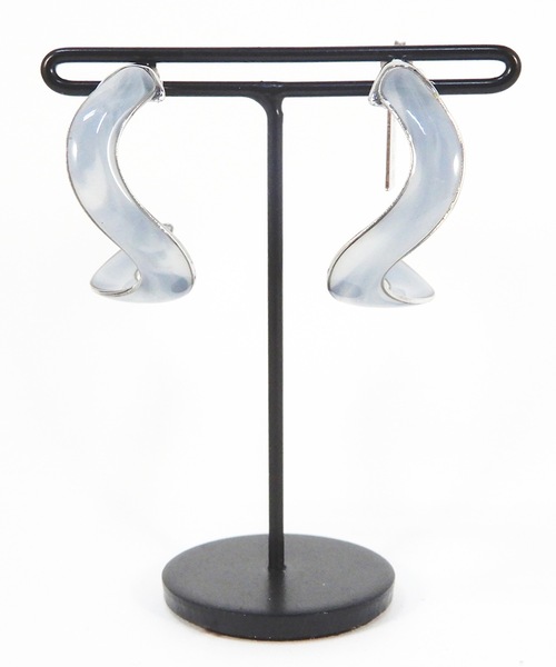 The Rule(ザルール)の「The Rule ザルール:Riviera hoop pierced earring:マーブル フープピアス(ピアス(両耳用)・レディース・ライトブルー/ベージュ/グレー/ピンク・FREE)」の3枚目の写真