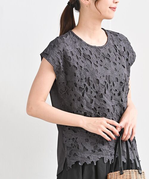 rps（アールピーエス）の「フラワーレースカットプルオーバー（Tシャツ/カットソー・レディース・チャコールグレー/ブラック/オフホワイト/ライトベージュ・M）」の4枚目の写真
