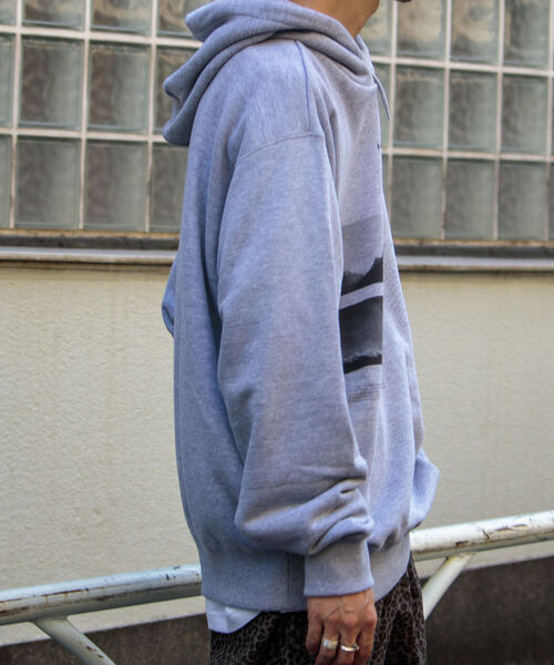 GLOSTER（グロスター）の「【GLOSTER/グロスター】TRIPPY グラフィックパーカーフォト ビッグシルエット（パーカー・メンズ・グレー/オフホワイト・M/L）」の11枚目の写真