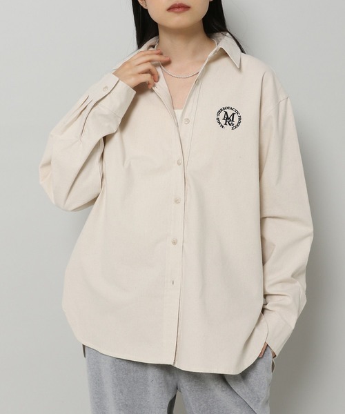 MAGPIEROBIN(マグパイロビン)の「MAGPIE ROBIN/ピーチロゴシャツ 2186347(シャツ/ブラウス・レディース・ネイビー/アイボリー・FREE)」の1枚目の写真