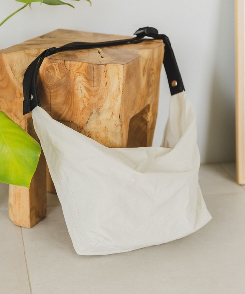 BAYFLOW(ベイフロー)の「2WAYビックショルダー(ボディバッグ/ウエストポーチ・レディース・ライトグリーン系1/アイボリー/ブラック・FREE)」の22枚目の写真