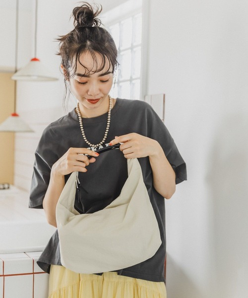 BAYFLOW(ベイフロー)の「2WAYビックショルダー(ボディバッグ/ウエストポーチ・レディース・ライトグリーン系1/アイボリー/ブラック・FREE)」の5枚目の写真