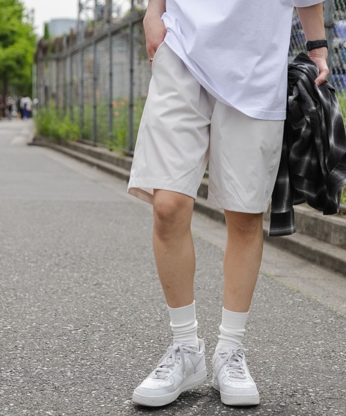 WEGO(ウィゴー)の「WEGO/【セットアップ対応】TECH EASYSHORTS(チノパンツ・メンズ・ブラック/ライトグレー・MEDIUM/LARGE)」の2枚目の写真