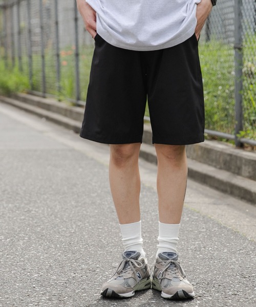 WEGO(ウィゴー)の「WEGO/【セットアップ対応】TECH EASYSHORTS(チノパンツ・メンズ・ブラック/ライトグレー・MEDIUM/LARGE)」の1枚目の写真