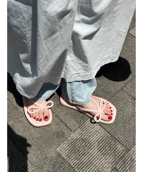 WC(ダブル シー)の「リボントングサンダル(サンダル・レディース・ピンク/ブラック/ベージュ・SMALL/MEDIUM)」の5枚目の写真
