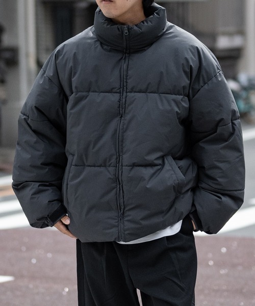 JOHN'S CLOSET(ジョンズクローゼット)の「【13】中綿 オーバーサイズ スタンドショートジャケット(ダウンジャケット/コート・メンズ・チャコールグレー/ブラック/ブラック系その他/オフホワイト/ホワイト系その他・X-LARGE/MEDIUM/LARGE)」の1枚目の写真