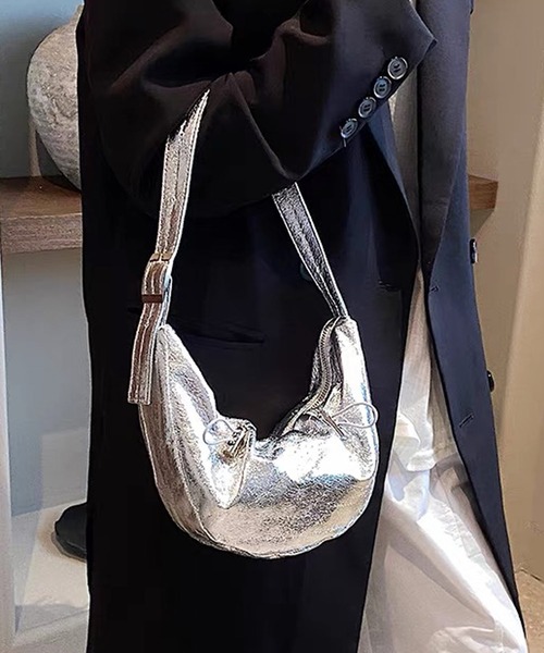 shopnikoniko（ショップニコニコ）の「メタリック ドローコード ハーフムーンバッグ グリッター ラメ ワンハンドル ショルダーバッグ（ハンドバッグ・レディース・シルバー/ブラック・フリー）」の4枚目の写真