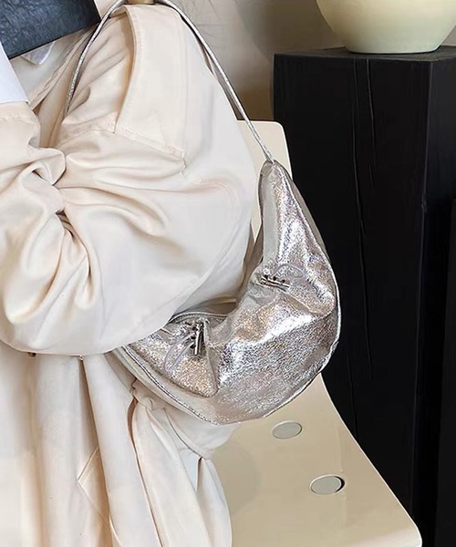 shopnikoniko（ショップニコニコ）の「メタリック ドローコード ハーフムーンバッグ グリッター ラメ ワンハンドル ショルダーバッグ（ハンドバッグ・レディース・シルバー/ブラック・フリー）」の5枚目の写真