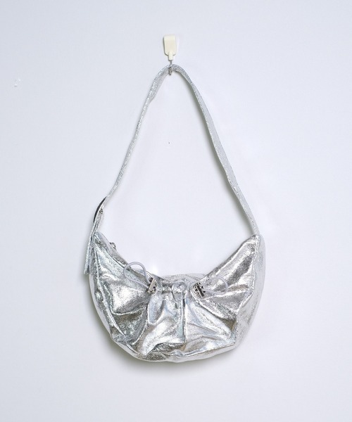 shopnikoniko（ショップニコニコ）の「メタリック ドローコード ハーフムーンバッグ グリッター ラメ ワンハンドル ショルダーバッグ（ハンドバッグ・レディース・シルバー/ブラック・フリー）」の7枚目の写真