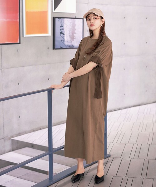 Tiaclasse（ティアクラッセ）の「デザインカフス付きマキシカットソーワンピース（ワンピース・レディース・グリーン/ブラウン/ブラック・M/L）」の6枚目の写真