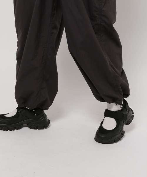 niko and...（ニコアンド）の「サイドアジャストサロペット（サロペット/オーバーオール・レディース・アイボリー/チャコール/ダークブルー・FREE）」の14枚目の写真